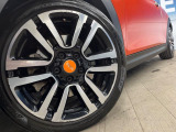 ●純正17インチアルミホイール:輸入車ならではの卓越した走りを支えるホイールと足回りです!日本車の走りに慣れている方にもぜひ体感して頂きたいほど、高いレベルでまとまっています!