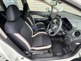 【運転席&助手席】シートは硬くなく座りやすい仕様です!シート色が黒色なので汚れも目立ちにくいですよ☆ホワイトの差し色もキレイです♪