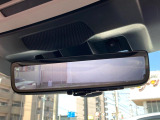 【スマートリヤビューミラー】後席の大きな荷物や同乗者で後方が確認しづらい時でも安心!カメラが撮影した車両後方の映像をルームミラー内に表示。クリアな視界で状況の確認が可能です!