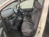 助手席側から見た車内の画像です。使い勝手の良い装備が整う上質な空間が広がっています。シートも快適で乗る人に安心感を与えます。