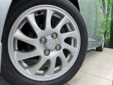 【純正15インチアルミホイール】外観にマッチした純正アルミホイールを装着しております。各種社外アルミホイールや、スタッドレスタイヤも取扱いしております。是非ご相談ください♪