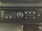 オートエアコンがついてますので、簡単操作で快適に過ごせます。リア熱線のスイッチの中にサイドミラーヒーターも入っています。パネル内のシートヒータースイッチは前席の左右別々に2段階で温度設定ができます。