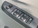 【電動格納ミラー】サイドミラーは電動格納式となっており、狭い駐車場でもキズがつくリスクを抑えられます。