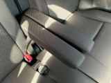 後部座席にもアームレスト装備!