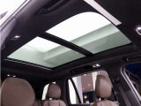 屋根一面まるごととも言える特大サイズのチルトアップ機構付電動パノラマ・ガラス・サンルーフ。晴天時はもちろん、雨天・曇天時にもシェードを開けることで常に開放的な車内空間を実現させてくれます。
