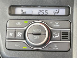 【オートエアコン】一度お好みの温度に設定すれば、車内の温度を検知し風量や温度を自動で調整。暑い&hellip;寒い&hellip;と何度もスイッチ操作をする必要はありません。快適な車内空間には必須の機能ですね♪