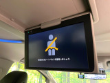 【フリップダウンモニター】大画面モニターで後席でもエンタメをお楽しみいただけます。小さなお子様にも大人気の装備です♪