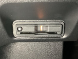 ハンドルの左下にETCがついています。高速道路の料金所の通過も楽々です。 カードの取り出しもしやすい場所についています。