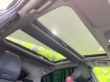 【パノラマルーフ】大型のガラスルーフ搭載で車内の解放感が一気にアップ!開放的なドライブをお楽しみいただけます。