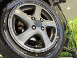 外観にマッチしたアルミホイールを装着しております。各種アルミホイールや、スタッドレスタイヤも取扱いしております。是非ご相談ください♪