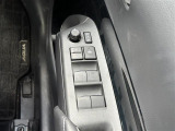 【電動格納ミラー】運転席のスイッチで、ドアミラーの開閉や角度の調整ができます。