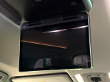 【フリップダウンモニター】大画面モニターで後席でもエンタメをお楽しみいただけます。小さなお子様にも大人気の装備です♪