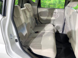後部座席も気になるようなキズ・汚れやへたり等、大きなダメージはなく、良好な状態です。