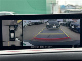 【360&deg;ビュー・モニター】まるでクルマを真上から見下ろしたかのような視点で駐車をサポートします!クルマの斜め後ろや真横など、前後左右の4つのカメラの映像が合成されて、モニターに映し出されます。