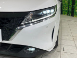 【LEDヘッドライト】悪天候や夜間走行時も良好な視界を確保し安心して運転できる高輝度LEDヘッドライトを装備!点灯速度が早く、消費電力も抑えられています。