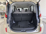 とても広々、大きな開口部の荷室スペースですね。 開口部広々だから、大きな荷物も楽々収納出来ちゃいますね。 荷物スペースは広いほうがいいですよね。
