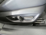 運転席電動シートは、シートポジションを細かく調整できるので長時間の運転もリラックスできますね。