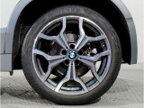 BMWの純正アロイホイールは軽量かつ強度にも優れているホイールで走行性能を引き上げる設計になっております。足元にもBMWは妥協がなくこだわっている個所になります。