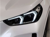 BMWの伝統の丸目4灯ヘッドライトでございます。LEDライトで視認性もよく明るく安全性の向上につながります。