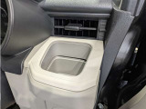 便利なカップホルダーを装備しています。 缶ジュースを開けて運転していると振動で倒れないかヒヤヒヤ、意外と置き場に困るもの。 意外に重要な装備ですね。