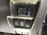 【アイドリングストップ】信号待ちなどの停車時に車のエンジンを停止させ、燃料を消費しないことで「燃費」と「環境」のことを考慮した機能です。