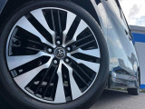 【純正アルミホイール】外観にマッチした純正アルミホイールを装着しております。各種社外アルミホイールや、スタッドレスタイヤも取扱いしております。是非ご相談ください♪