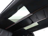 左右独立ムーンルーフを装備しております。