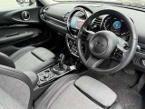 インパネ周りは、MINI伝統のデザインを大切にしながら、円形のセンターディスプレイなどを装備。クラシックな雰囲気と先進的な機能が調和した、洗練されたモダンな空間に仕上がっています。