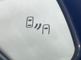 【ブラインドスポットモニター】走行中、ドアミラーの死角になりやすい箇所に後続車が接近するとサイドミラーのレンズに警告を表示!ドライバーに注意喚起をしてくれます。