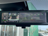 【デジタルルームミラー】車両後方カメラの映像をルームミラーに映すことが出来ます。 そのため、後席に人や荷物があって後方が見えづらい場合でもしっかり視界を確保することが出来ます。