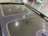 電動ガラスサンルーフも付いております。