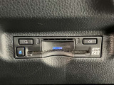 高速道路で便利な【ETC2.0】を装備しています。光ビーコン搭載で渋滞情報などナビゲーションと連動することで機能も充実いたします。他、観光施設に立ち寄るための高速料金割引サービス等もございます。
