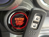【Hondaスマートキー】カバンやポケットに入れたままでもドアの施錠・解錠が可能なスマートキーを装備。エンジンのオン・オフ時もカギを取り出す必要が無いからとっても便利です♪