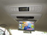 室内の屋根に装着のモニターは大型モニターを装備しているので後部座席に座った方にTVを見せれるのは嬉しいですよね。