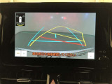 【バックガイドモニター】後方の映像をナビ画面に表示するだけでなく、ステアリング操作に連動して動くガイド線も同時に表示!予想進路の確認をしながら後退できるので便利です!