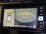 パノラミックビューモニターを装備。駐車場や交差点でクルマを真上から見るように周囲を確認できます。機能の詳細は販売店スタッフまでおたずねください。