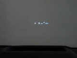カラーヘッドアップディスプレイ付き。少ない視線移動で情報を確認できるので、運転の疲労軽減に繋がりますよ♪