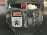 【エアコン】エアコンはオートエアコンとなっておりますので、あらかじめ好みの温度に設定しておけば自動的に風量を調節してくれます。自分でいちいち調節する手間が省けますね。