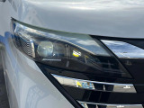 【LEDヘッドライト】悪天候や夜間走行時も良好な視界を確保し安心して運転できる高輝度LEDヘッドライトを装備!点灯速度が早く、消費電力も抑えられています。