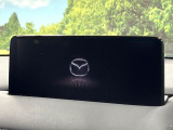 【10.25インチマツダコネクト】車内の雰囲気にマッチした大型ディスプレイ。スマホ接続でのナビ使用やBluetooth再生等、様々な機能が楽しめます。直感的なダイヤル操作が可能で、使い勝手も良好です。