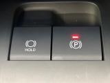 【電動パーキングブレーキ】パーキングブレーキは便利な電動式!ボタン一つで操作でき、アクセルを踏めば自動で解除されます♪レバーやペダルが無いので運転席廻りもすっきりしますね♪