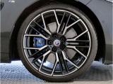 【BMWアロイホイル】軽量かつ強度に拘ったアロイホイル。走行性能ポテンシャルを引き出す設計。車の足元を引き締めてくれる大きなポイントはアロイホイルです。