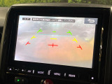 【バックカメラ】駐車時に後方がリアルタイム映像で確認できます。大型商業施設や立体駐車場での駐車時や、夜間のバック時に大活躍!運転スキルに関わらず、今や必須となった装備のひとつです!