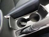 カップホルダーが2つ助手席との間についており便利です。