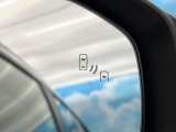 【ブラインドスポットモニター】走行中、ドアミラーの死角になりやすい箇所に後続車が接近するとサイドミラーのレンズに警告を表示!ドライバーに注意喚起をしてくれます。