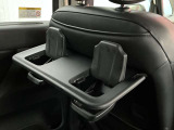 運転席及び助手席後ろにはセカンドシート用テーブル&ドリンクフォルダーを装備☆