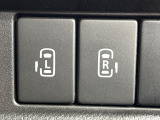 【両側パワースライドドア】スマートキーや運転席のスイッチで後席両側スライドドアの開閉が可能♪電動だから力を入れてドアを開ける必要が無く、小さなお子様でも簡単に開け閉めでき快適です♪