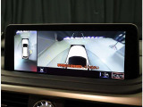 パノラミックビューモニター。車両を上から見たような映像を表示。運転席から目視しにくい車両周囲の状況をリアルタイムで確認できます。