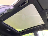 【パノラマルーフ】大型のガラスルーフ搭載で車内の解放感が一気にアップ!開放的なドライブをお楽しみいただけます。