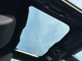 【ガラスルーフ】ガラスルーフ搭載で車内の解放感が一気にアップ!開放的なドライブをお楽しみいただけます。